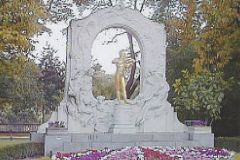 Johann Strauss Denkmal/
Johann Strauss Monument!